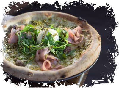 Pizza mortadella z dużą ilością składników.